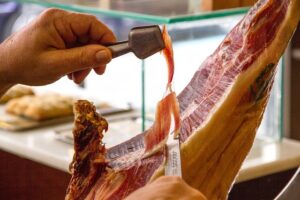 Das Abschneiden hauchdünner Scheiben von Jamon wird oft regelrecht zelebriert