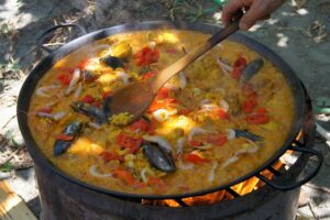 Paella wird traditionell über offenem Feuer zubereitet